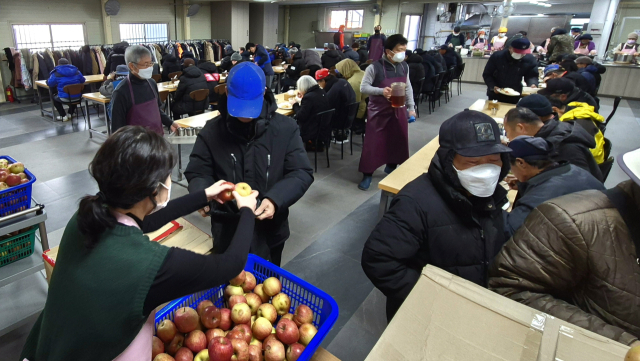 7일 대구 중구의 한 쪽방촌에서 한 어르신이 힘겹게 발걸음을 옮기고 있다. 김영진 기자 kyjmaeil@imaeil.com