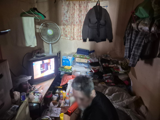 한 평 남짓 방에 갇힌 사람들…