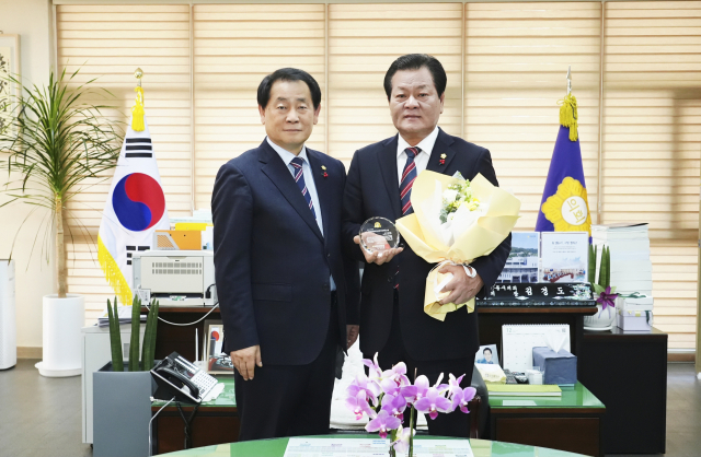 안동시의회 손광영 의원(사진 오른쪽)이 김경도 의장으로부터 