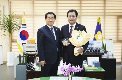 안동시의회 손광영 의원, '2025 지방자치 의정대상' 대상 수상