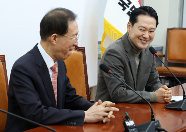 국민의힘 장동혁 대표(오른쪽)가 16일 국회에서 이석연 국민통합위원장을 만나 인사말을 하고 있다. 연합뉴스