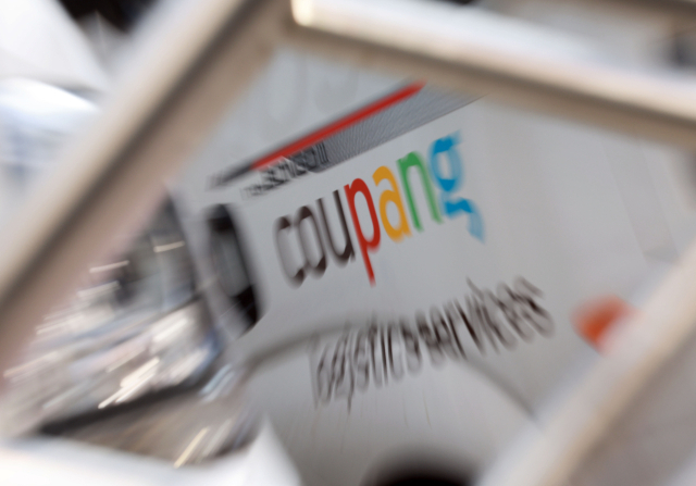 개인정보 유출 사태로 탈팡(쿠팡 탈퇴)과 집단 소송 움직임이 일고 있는 가운데 쿠팡 관련 앱의 이용자 수는 사태 전보다 소폭 증가한 것으로 나타났다. 14일 앱·결제 데이터 분석 기업 와이즈앱·리테일에 따르면 지난 1∼7일 쿠팡 앱의 주간 활성이용자 수(WAU)는 2천993만5천356명으로, 한 달 전인 11월 3∼9일(2천876만8천841명) 대비 약 4.1% 증가했다. 이날 서울의 한 쿠팡 차고지에 배송 트럭이 주차돼 있다. 연합뉴스