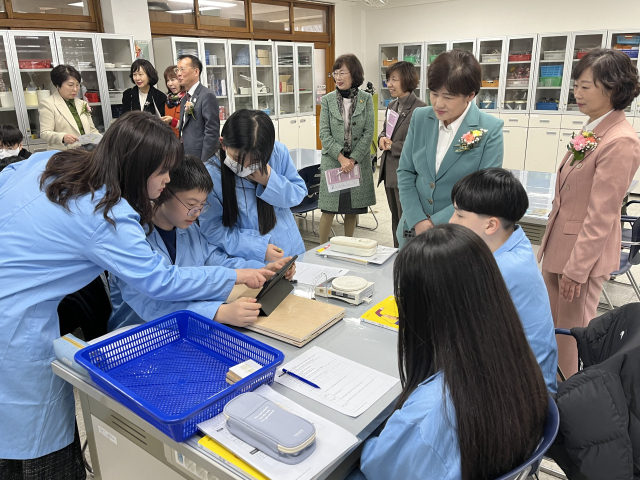 지난해 4월 논공중학교 교실에서 IB 교육 참관수업이 진행되고 있다. 학생들이 자신이 미래에 살고 싶은 집의 설계도를 만드는 모습. 매일신문 DB