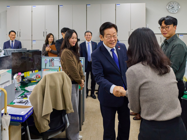 대통령실은 이재명 대통령이 16일 세종시 부처 업무보고를 마친 뒤 소방청 119 종합상황실과 국세청을 방문해 직원들을 격려했다고 전했다. 사진은 국세청 방문 모습. 연합뉴스