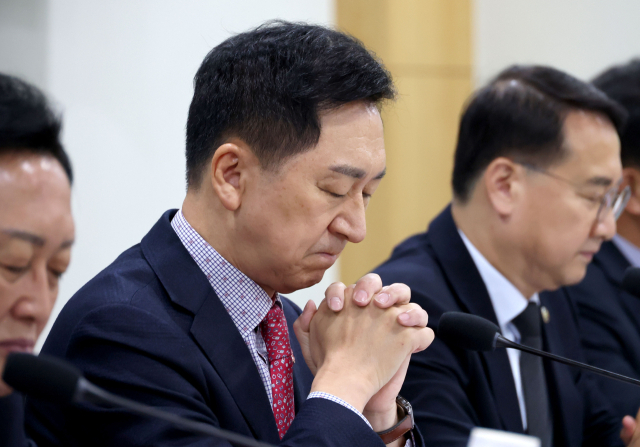 국민의힘 김기현 의원이 지난 11월 20일 서울 여의도 국회 의원회관에서 열린 울산국제정원박람회법안 입법 공청회에 참석해 참석자의 발언을 듣고 있다. 연합뉴스