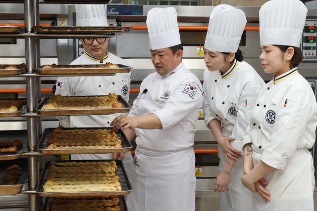 구미대학교 호텔조리제빵바리스타과 학생들이 실습을 하고 있다. 구미대 제공