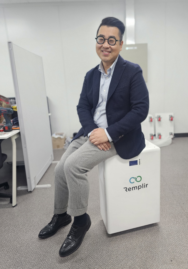 김수진 럼플리어 대표가 자사의 소형 ESS(에너지저장장치)에 대해 설명하고 있다. 김 대표는 