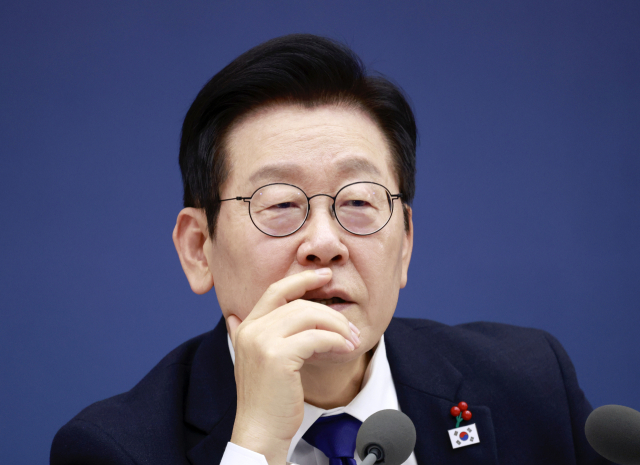 이재명 대통령이 16일 정부세종컨벤션센터에서 열린 보건복지부(질병관리청)·식품의약품안전처 업무보고에서 정은경 복지부 장관의 발언을 듣고 있다. 연합뉴스