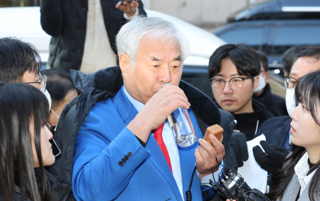 서울서부지법 폭력 난동 사태의 배후로 지목된 전광훈 사랑제일교회 목사가 지난달 18일 피의자 신분으로 서울경찰청에 출석하면서 취재진 질문을 듣고 있다. 연합뉴스