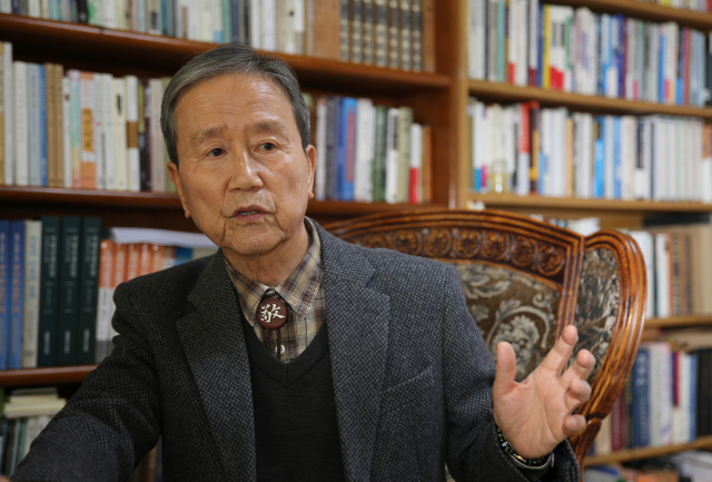 이동원 전 대구교육연수원장이 퇴계 선생의 사상과 관련한 이야기를 들려주고 있다. 김도훈 기자