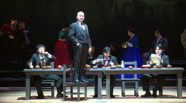 대한광복단을 설립한 채기중선생이 무장투쟁을 선포하고 한일합방의 필요성을 설명하고 있는 공연 모습. 조선오페라단 제공