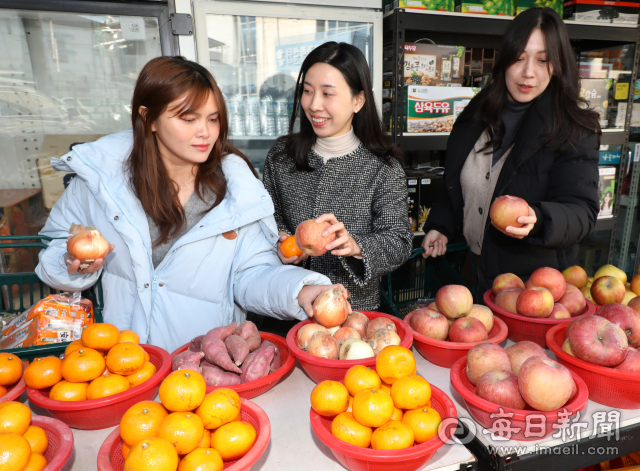 대구 달서구 성당동의 한 마트에서 태국·베트남·파라과이에서 온 결혼이민여성들이 장을 보고 있다. 이들은 
