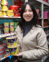 파라과이 빠뜨리시아(33)는 마트에 가면 컵라면을 꼭 2~3개 사온다. 정운철 기자