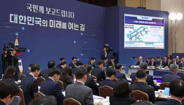 17일 정부세종컨벤션센터에서 이재명 대통령이 참석한 가운데 열린 기후부(기상청)·원안위 업무보고에서 기후부의 에너지 고속도로 구축 관련 업무보고가 진행되고 있다. 연합뉴스