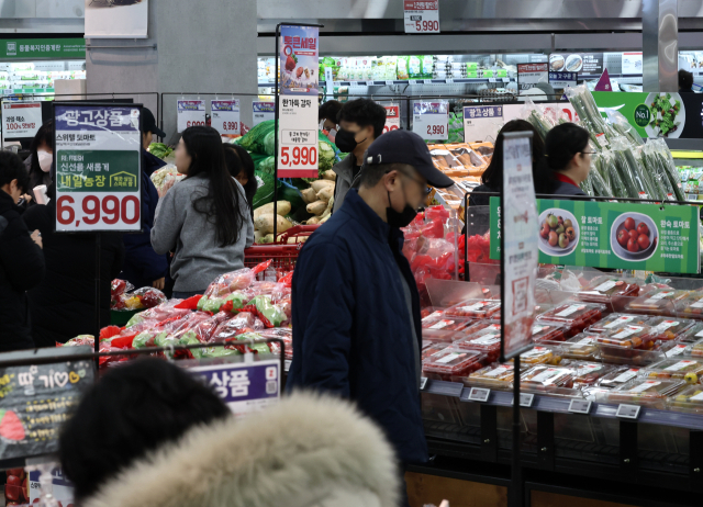 먹거리 가격이 지난 5년간 급등하면서 체감 물가를 끌어올리고 있다. 7일 국가데이터처 국가통계포털에 따르면 지난 달 식품물가지수는 2020년을 100으로 했을 때 127.1로 27.1% 상승했다. 사진은 이날 서울의 한 대형마트. 연합뉴스