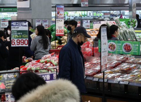 '1700원대' 기름값, 식료품·외식비도 줄인상…서민 부담 커진다