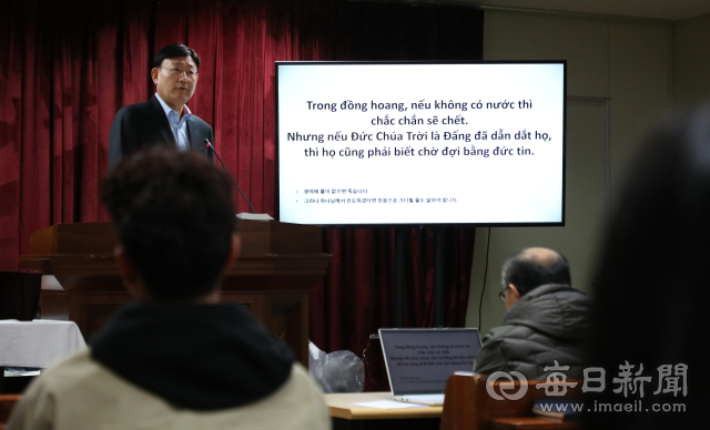 14일 대구이주민선교센터 베트남인교회에서 열린 주일예배에서 엄원석 목사가 설교를 시작하자 베트남어로 통역된 자막이 TV모니터에 표시되고 있다. 정운철 기자 woon@imaeil.com