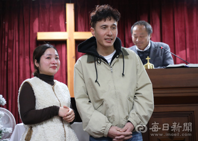 대구에서 각각 17년, 9년 동안 염색공단과 안경 공장에서 일한 뒤 베트남 고향으로 돌아가는 빤뚜이, 푸엉 씨 부부가 이주민들에게 작별 인사를 하고 있다. 정운철 기자 woon@imaeil.com