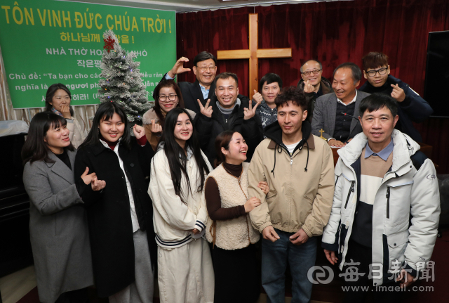 대구이주민선교센터 베트남인교회에서 주일예배를 마친 이주민들이 취업, 산재, 비자 문제 등 생활 고충 상담에 앞서 기념촬영을 하고 있다. 정운철 기자 woon@imaeil.com