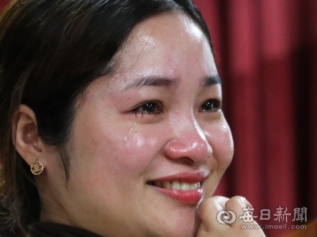 대구에서 9년동안 안경 공장에서 일한 뒤 베트남 고향으로 돌아가는 푸엉 씨가 14일 이주민들과 작별 인사를 나누던 중 눈물을 흘리고 있다. 정운철 기자 woon@imaeil.com