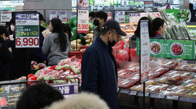 환율 상승에 수입물가 급등…서민물가 부담 커진다