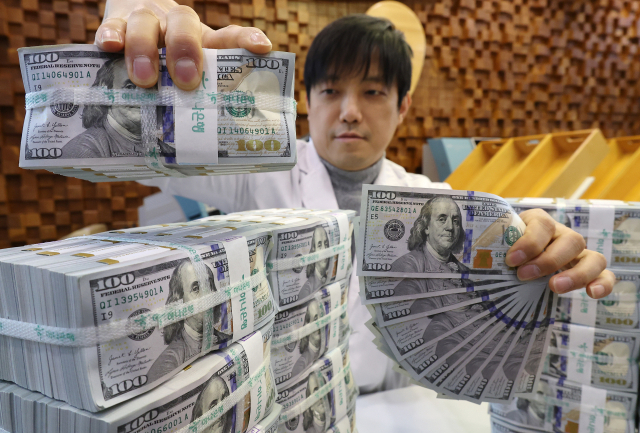 원/달러 환율이 외국인 투자자의 국내 주식 매도 등의 영향으로 추가 상승해 장중 1,480원을 넘은 17일 서울 중구 하나은행 위변조대응센터에서 직원이 달러화를 정리하고 있다. 외환 당국은 최근 국민연금과 맺은 외환스와프를 실제 가동한 것으로 알려졌다. 연합뉴스