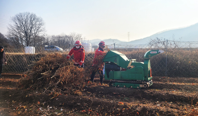 남부지방산림청이 산불의 주요 원인으로 지목되고 있는 영농부산물 소각에 의한 산불 예방을 위해 유관 기관과 합동으로 영농부산물 수거파쇄를 실시하고 있다. 남부산림청 제공