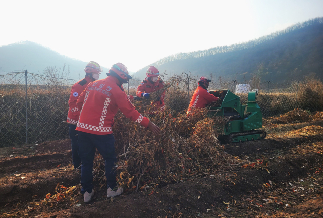 남부지방산림청이 산불의 주요 원인으로 지목되고 있는 영농부산물 소각에 의한 산불 예방을 위해 유관 기관과 합동으로 영농부산물 수거파쇄를 실시하고 있다. 남부산림청 제공