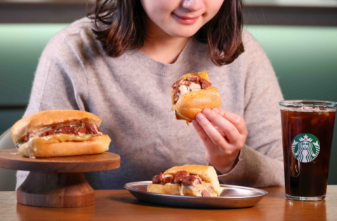 스타벅스 '유용욱 샌드위치' 대박 행렬… 출시 첫날 매진에 판매 매장 확대