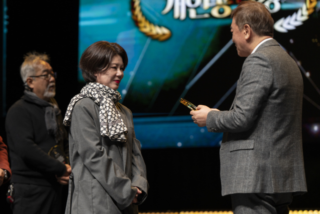 개인공로상을 수상한 장효진 극단 원각사 부대표