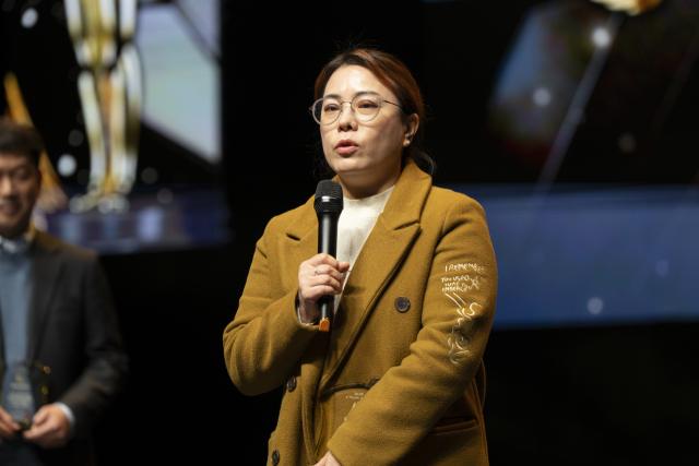 단체공로상을 수상한 극단 고도의 정이삭 대표