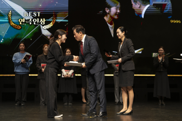 베스트연극인상 신인연기 부문을 수상한 유이수 배우