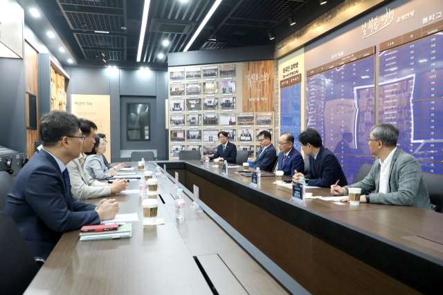 지난 6월 5일 영남이공대 천마역사관에서 영남이공대와 조달청 산하 공공조달역량개발원이 공공조달분야 전문인력 양성을 위한 업무 협약을 체결하고 있다. 영남이공대 제공