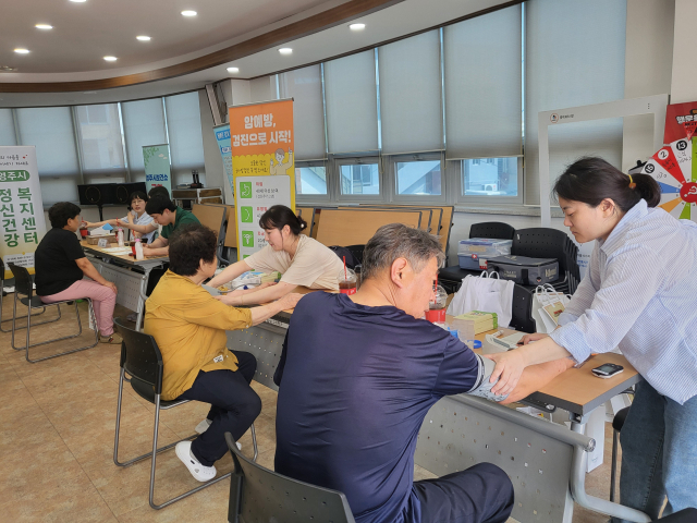 65세 이상 어르신들이 혈압·혈당·체중을 측정하고 있다. 영주시보건소 제공