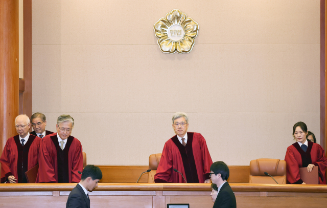 18일 서울 종로구 헌법재판소에서 열린 조지호 경찰청장 탄핵심판 선고기일에 김상환 헌법재판소장를 포함한 헌법재판관들이 들어서고 있다. 연합뉴스