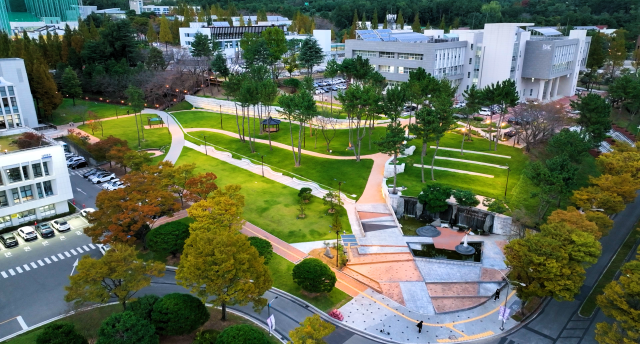 국립창원대학교 대학본부와 탁청대공원, BAC 일원 전경 항공사진.