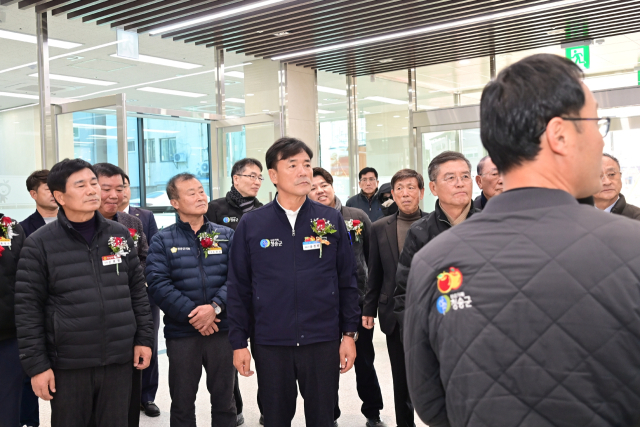 18일 준공한 청송군 청송읍 행정문화센터에 윤경희(가운데) 청송군수 등 지역 기관장 등이 방문해 내부를 둘러보는 모습. 청송군 제공