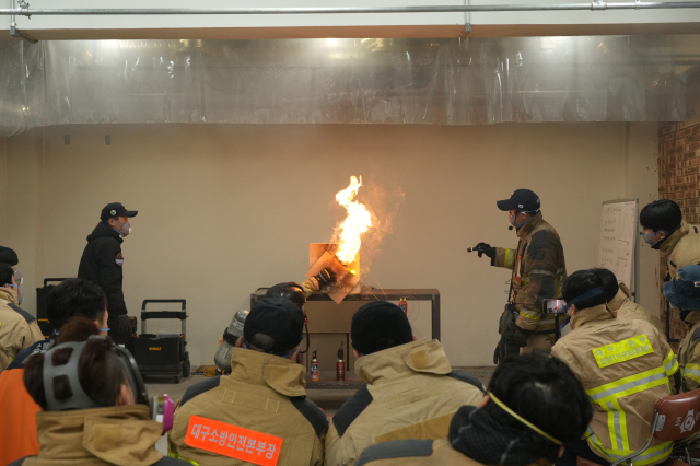 엄준욱 대구소방안전본부장은 지난 17일 대구소방교육훈련센터 실화재 훈련시설에서 진행 중인 