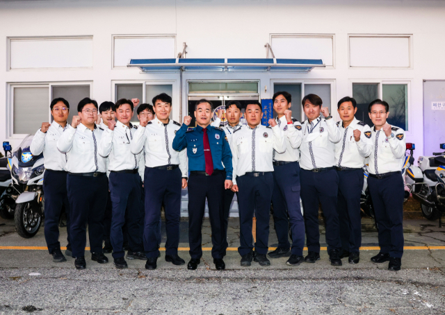 김종철 경찰청장이 경남청 싸이카·암행순찰팀 사무실을 방문해 현장 교통안전 활동에 힘쓰고 있는 경찰관들을 격려하고 있다.