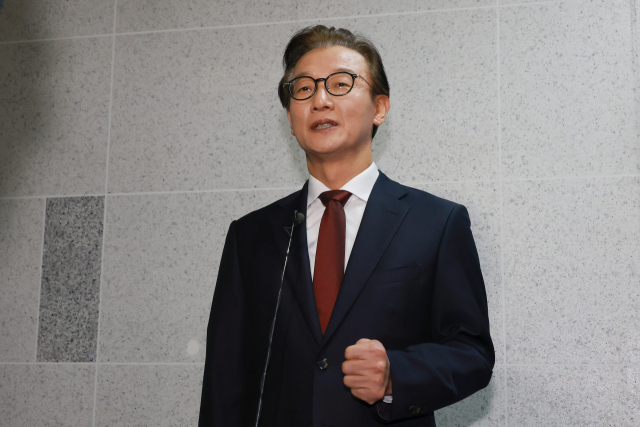 전재수 전 해양수산부 장관이 15일 국회의원회관 내 사무실에서 나오며 취재진 질문에 답하고 있다. 경찰은 이날 정치권 인사들의 통일교 금품 수수 의혹과 관련해 첫 강제수사에 착수하며 전 전 장관 사무실을 압수수색했다. 연합뉴스