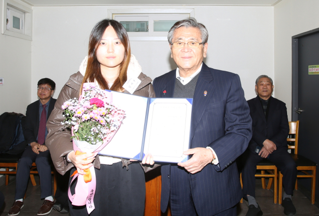 전동호 영주시 체육진흥기금관리위원회 위원장이 장학금을 전달하고 있다. 마경대 기자