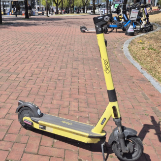 '길거리 방치' 킥보드, 내년부터 누구나 앱으로 신고 가능