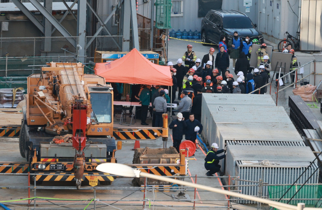 18일 서울 여의도역 신안산선 공사 현장에서 철근이 무너져 노동자 7명이 매몰되는 사고가 발생했다. 이날 사고로 작업자 1명이 사망했고 2명이 경상을 입었다. 사진은 이날 사고 현장 모습. 연합뉴스