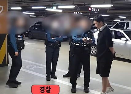 장애인 주차구역 불법 주차 신고 현장을 담은 유튜브 영상에서 민원인의 신고로 출동한 경찰의 대응이 비판을 받고 있다. 유튜브 영상 캡처