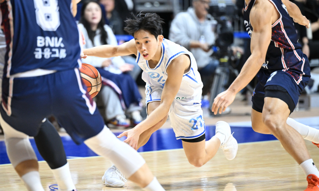 18일 부산 사직체육관에서 열린 프로농구 대구 한국가스공사 페가수스와 부산 KCC 이지스와의 경기에서 가스공사의 양우혁이 돌파를 시도하고 있다. KBL 제공.