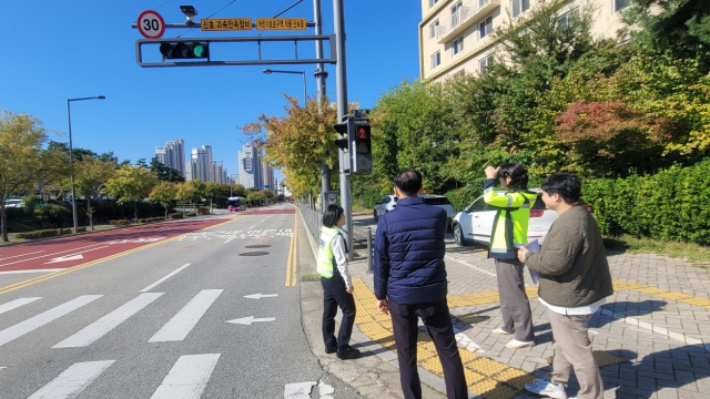 한국도로교통공단 관계자들이 보행신호체계를 점검하고 있다. 한국도로교통공단 제공