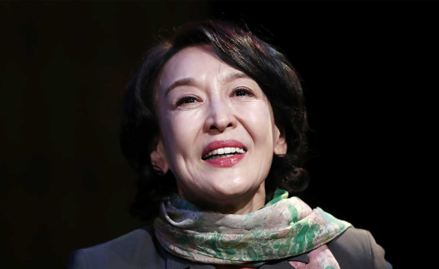 '1세대 연극 스타' 윤석화 뇌종양 투병 중 별세…향년 69세