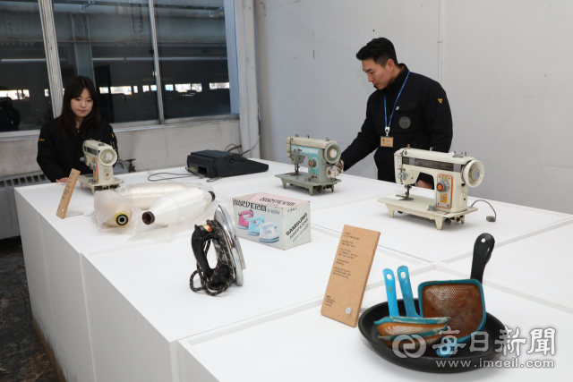 구미시가 산업 관광 육성 사업의 하나로 자료 수집에 나선 오운여자상업고등학교 전시관. 1979년 ㈜코오롱이 설립한 산업체 부설 고교로 여성 근로자들이 주경야독하던 산업화 시대의 현장이 고스란히 남아 있다. 정운철 기자 woon@imaeil.com