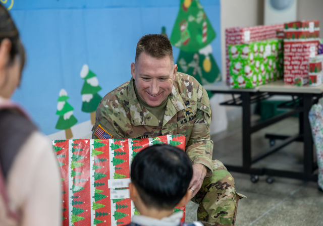 알 스컷 카펜터 주한 미물자지원여단 사령관은 지난 18일 구미 삼성원을 방문해 아이들에게 선물을 직접 전달했다. 주한 미물자지원여단 제공