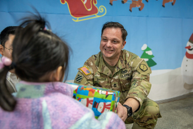 셰이들 미육군상사는 지난 18일 구미 삼성원을 방문해 아이들에게 선물을 직접 전달했다. 주한 미물자지원여단 제공